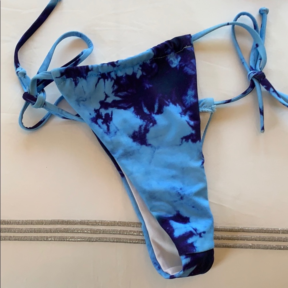 Bikini - Picture 4 of 4